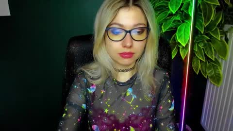 Snapshot of heidi_pleasure chatting on 12-15-25, 05:23 Heidi online show from 12-15-25, 05:23