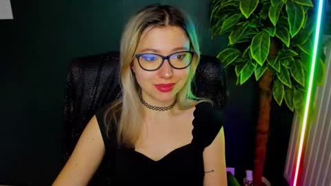 Snapshot of heidi_pleasure chatting on 12-18-25, 05:35 Heidi online show from 12-18-25, 05:35