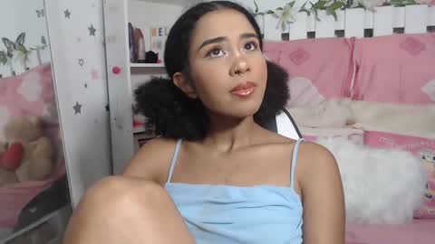 Snapshot of hela_sexy_xx chatting on 03-19-26, 05:11 hella online show from 03-19-26, 05:11