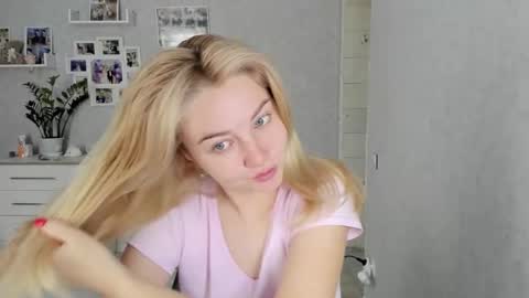 Snapshot of helen_angel_girl chatting on 10-15-25, 06:02 Helen sven online show from 10-15-25, 06:02