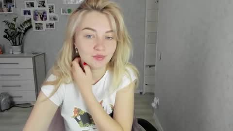 Snapshot of helen_angel_girl chatting on 10-16-25, 06:36 Helen sven online show from 10-16-25, 06:36