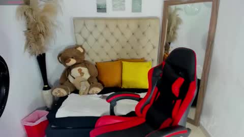 Snapshot of helena_copper chatting on 01-18-26, 12:47 HELENA COPPER online show from 01-18-26, 12:47