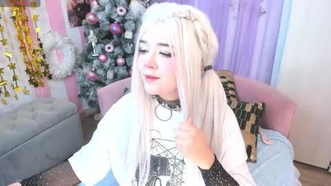 Snapshot of hell_fairy chatting on 12-05-24, 03:26 Laura online show from 12-05-24, 03:26