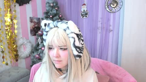 Snapshot of hell_fairy chatting on 12-11-24, 05:10 Laura online show from 12-11-24, 05:10