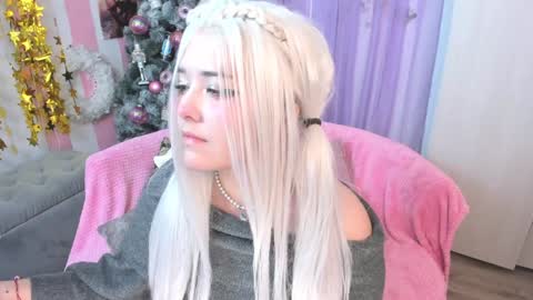 Snapshot of hell_fairy chatting on 12-19-24, 06:45 Laura online show from 12-19-24, 06:45
