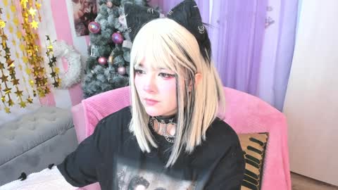 Snapshot of hell_fairy chatting on 01-10-25, 12:17 Laura online show from 01-10-25, 12:17