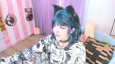 Snapshot of hell_fairy chatting on 11-23-25, 05:07 Laura online show from 11-23-25, 05:07