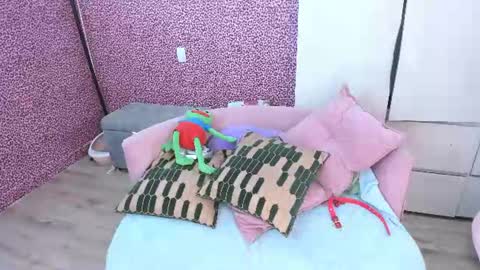 Snapshot of hell_fairy chatting on 06-19-26, 04:17 Laura online show from 06-19-26, 04:17