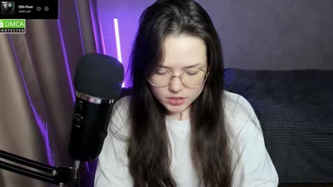 Snapshot of hell_hotline chatting on 01-08-25, 09:55 Red online show from 01-08-25, 09:55