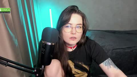 Snapshot of hell_hotline chatting on 02-01-25, 06:51 Red online show from 02-01-25, 06:51