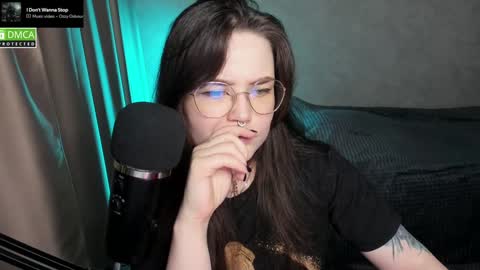 Snapshot of hell_hotline chatting on 02-01-25, 10:02 Red online show from 02-01-25, 10:02