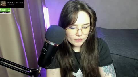 Snapshot of hell_hotline chatting on 02-13-25, 09:06 Red online show from 02-13-25, 09:06