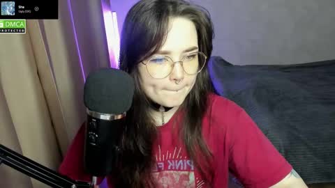 Snapshot of hell_hotline chatting on 02-17-25, 09:19 Red online show from 02-17-25, 09:19