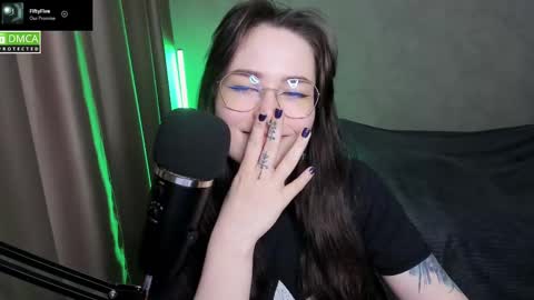 Snapshot of hell_hotline chatting on 02-19-25, 09:25 Red online show from 02-19-25, 09:25