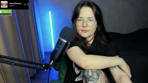 Snapshot of hell_hotline chatting on 09-14-25, 07:02 Red online show from 09-14-25, 07:02