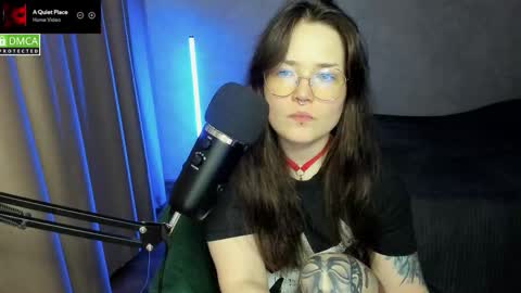 Snapshot of hell_hotline chatting on 09-15-25, 06:52 Red online show from 09-15-25, 06:52