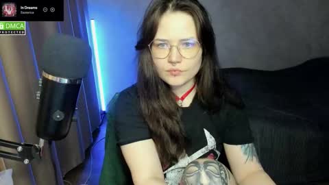 Snapshot of hell_hotline chatting on 09-16-25, 06:42 Red online show from 09-16-25, 06:42