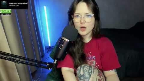 Snapshot of hell_hotline chatting on 09-22-25, 06:32 Red online show from 09-22-25, 06:32