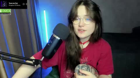 Snapshot of hell_hotline chatting on 09-23-25, 06:44 Red online show from 09-23-25, 06:44