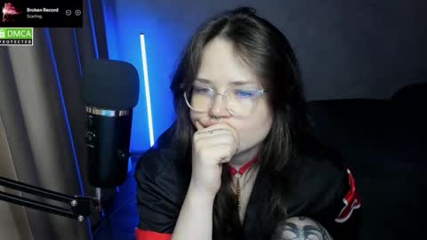 Snapshot of hell_hotline chatting on 09-27-25, 06:46 Red online show from 09-27-25, 06:46