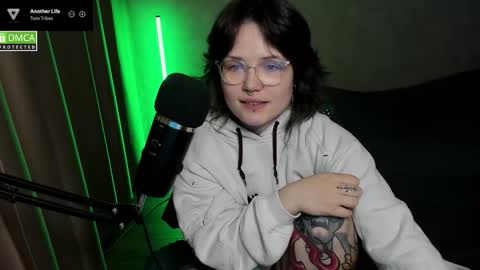 Snapshot of hell_hotline chatting on 10-05-25, 07:01 Red online show from 10-05-25, 07:01