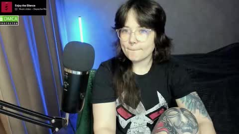 Snapshot of hell_hotline chatting on 10-10-25, 06:18 Red online show from 10-10-25, 06:18