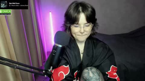 Snapshot of hell_hotline chatting on 10-16-25, 06:42 Red online show from 10-16-25, 06:42