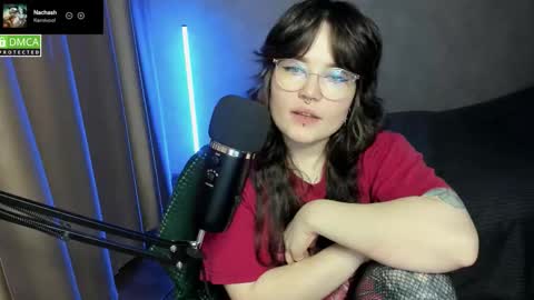 Snapshot of hell_hotline chatting on 10-19-25, 06:19 Red online show from 10-19-25, 06:19