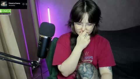 Snapshot of hell_hotline chatting on 10-24-25, 06:59 Red online show from 10-24-25, 06:59