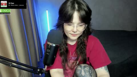 Snapshot of hell_hotline chatting on 10-27-25, 08:02 Red online show from 10-27-25, 08:02