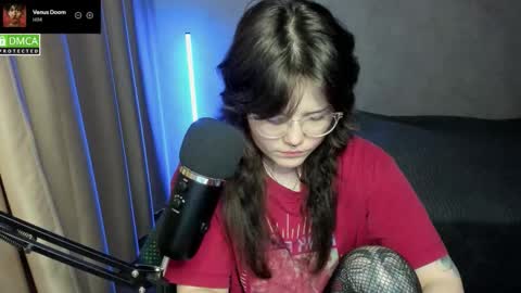 Snapshot of hell_hotline chatting on 10-28-25, 07:49 Red online show from 10-28-25, 07:49