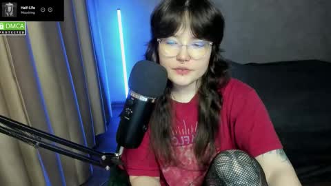 Snapshot of hell_hotline chatting on 10-29-25, 06:53 Red online show from 10-29-25, 06:53