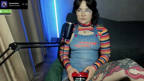 Snapshot of hell_hotline chatting on 10-31-25, 06:42 Red online show from 10-31-25, 06:42