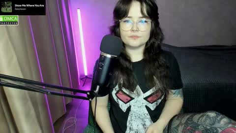 Snapshot of hell_hotline chatting on 11-06-25, 06:53 Red online show from 11-06-25, 06:53