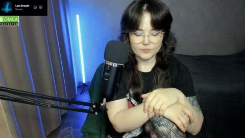 Snapshot of hell_hotline chatting on 11-07-25, 07:03 Red online show from 11-07-25, 07:03