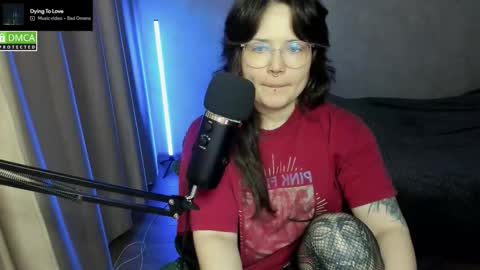 Snapshot of hell_hotline chatting on 11-10-25, 06:18 Red online show from 11-10-25, 06:18