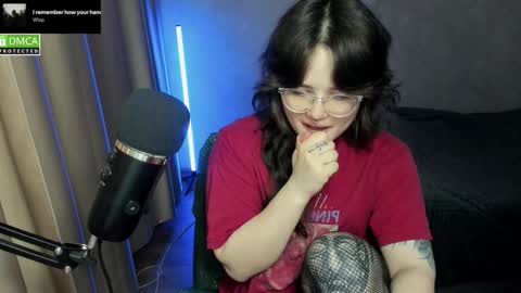 Snapshot of hell_hotline chatting on 11-14-25, 05:44 Red online show from 11-14-25, 05:44