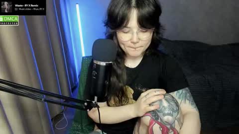 Snapshot of hell_hotline chatting on 11-17-25, 06:14 Red online show from 11-17-25, 06:14