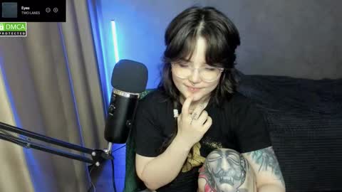 Snapshot of hell_hotline chatting on 11-18-25, 06:01 Red online show from 11-18-25, 06:01