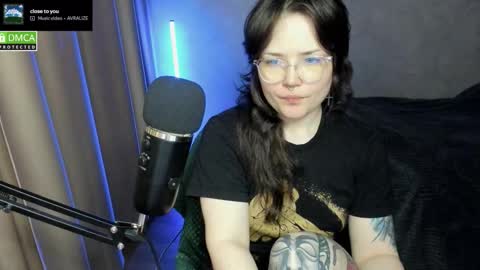 Snapshot of hell_hotline chatting on 11-21-25, 06:06 Red online show from 11-21-25, 06:06