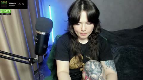 Snapshot of hell_hotline chatting on 11-26-25, 06:42 Red online show from 11-26-25, 06:42