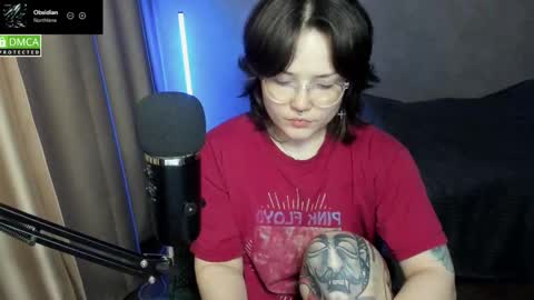 Snapshot of hell_hotline chatting on 12-04-25, 06:27 Red online show from 12-04-25, 06:27