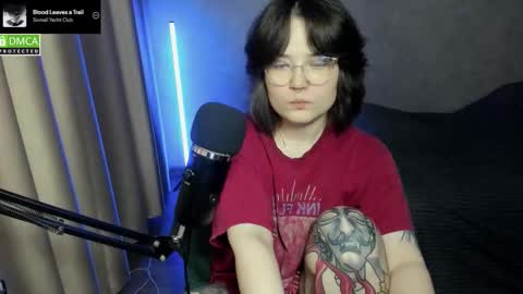 Snapshot of hell_hotline chatting on 12-15-25, 06:45 Red online show from 12-15-25, 06:45