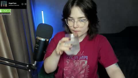 Snapshot of hell_hotline chatting on 01-15-26, 06:44 Red online show from 01-15-26, 06:44