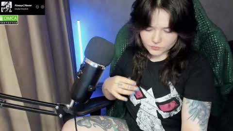 Snapshot of hell_hotline chatting on 03-10-26, 08:25 Red online show from 03-10-26, 08:25