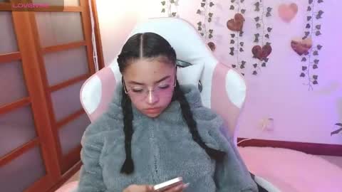 Snapshot of hellokitty_valery1 chatting on 06-08-26, 03:29 hellokitty_valery1 online show from 06-08-26, 03:29