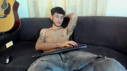 Snapshot of henrik_senn chatting on 11-08-25, 11:32 henrik_senn online show from 11-08-25, 11:32