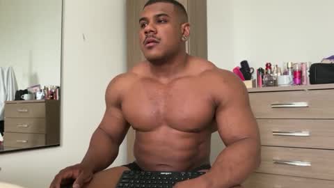 Snapshot of henrimusclee chatting on 01-02-25, 09:07 Henri online show from 01-02-25, 09:07