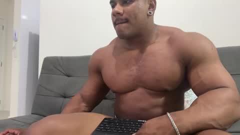 Snapshot of henrimusclee chatting on 01-14-25, 12:11 Henri online show from 01-14-25, 12:11