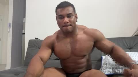 Snapshot of henrimusclee chatting on 01-17-25, 11:18 Henri online show from 01-17-25, 11:18